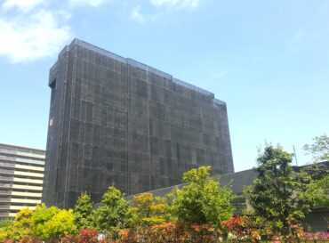 兵庫県尼崎市内 大規模修繕工事　外部足場工事1期組立完了！